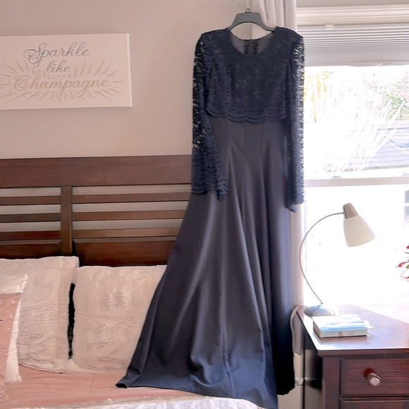 Gorgeous navy blue gown  with eyelet top/sleeves!! - Picture 2 of 10